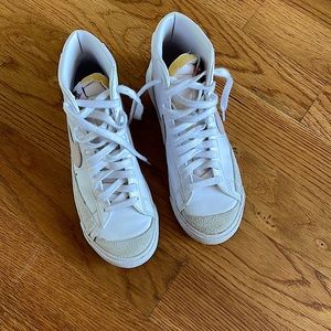 Nike blazers mid EUC white with pink